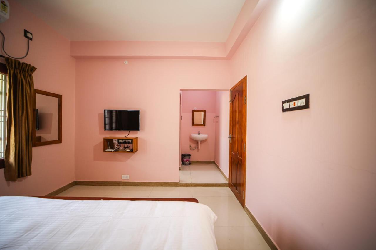 The Pothigai Palace Otel Kuttālam Dış mekan fotoğraf